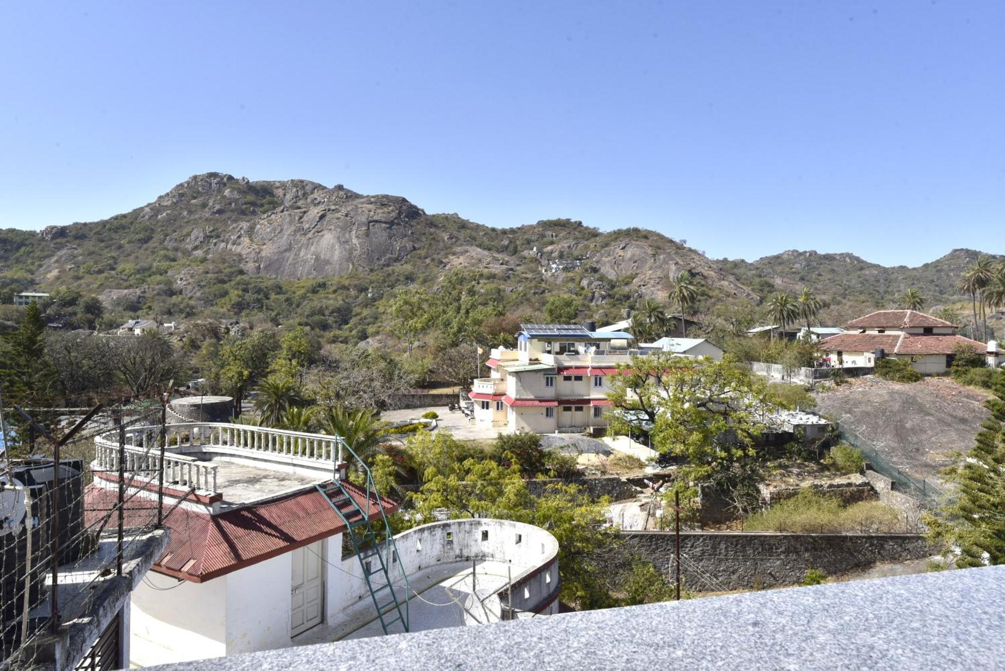 Bunglow 14, Rooms With Balcony Маунт Абу Екстериор снимка